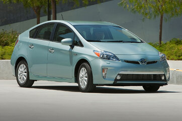 2014-Toyota-Prius-Plug-in-right-front-1.jpg