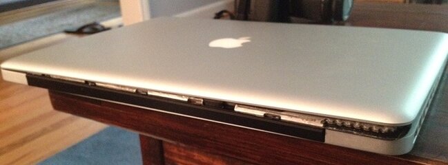 macbook-pro-broken-hinge-screen.jpg