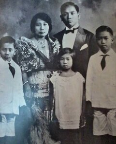 young-ferdinand-marcos-with-family.jpg